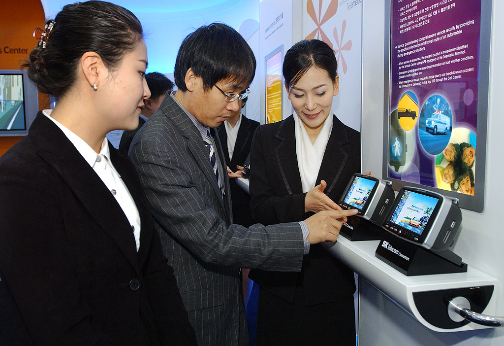 Sam Young Suh, president of National Computerization Agency, Tae Whan Kim, governor of Jeju Island, Dong Soo Kim, director of MIC`s Communication Promotion Bureau, and Shin Bae Kim, president of SK Telecom, are shown when counting from the third person on the left side (SK Telecom announced that the company will launch the Telematics services on Jeju Island starting on December 29th. To this end, the company has built infrastructures such as a system center, briefing office, call center, and public relation pavilion. It opened the `Jeju Telematics Center, and the PR Center`, on December 9th).